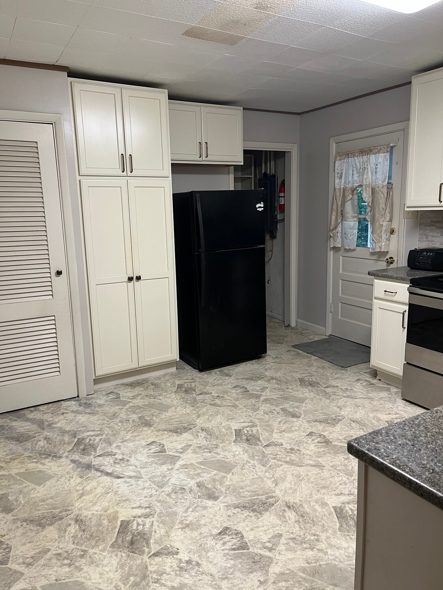 Kitchen - 571 N Mitchner Ave