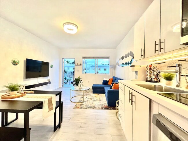 Living Area - 1601 Meridian Ave