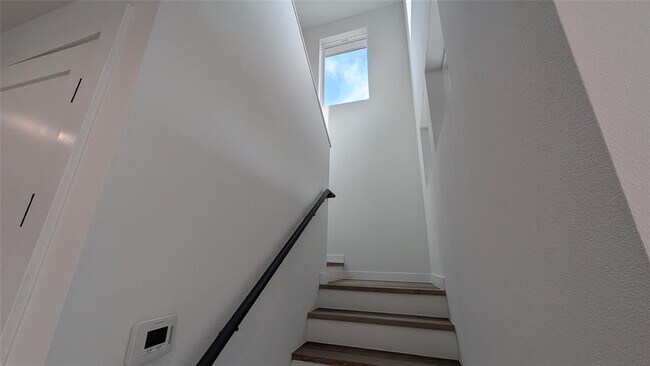 Building Photo - 2220 Yellow Jacket Ln