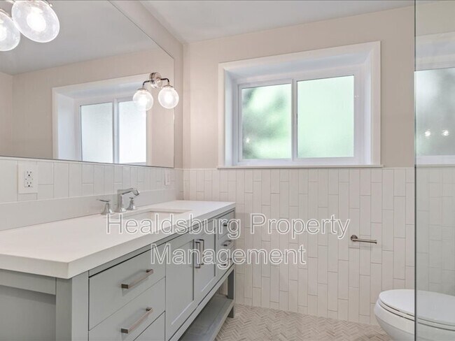 Building Photo - 2054 Madrone Ave