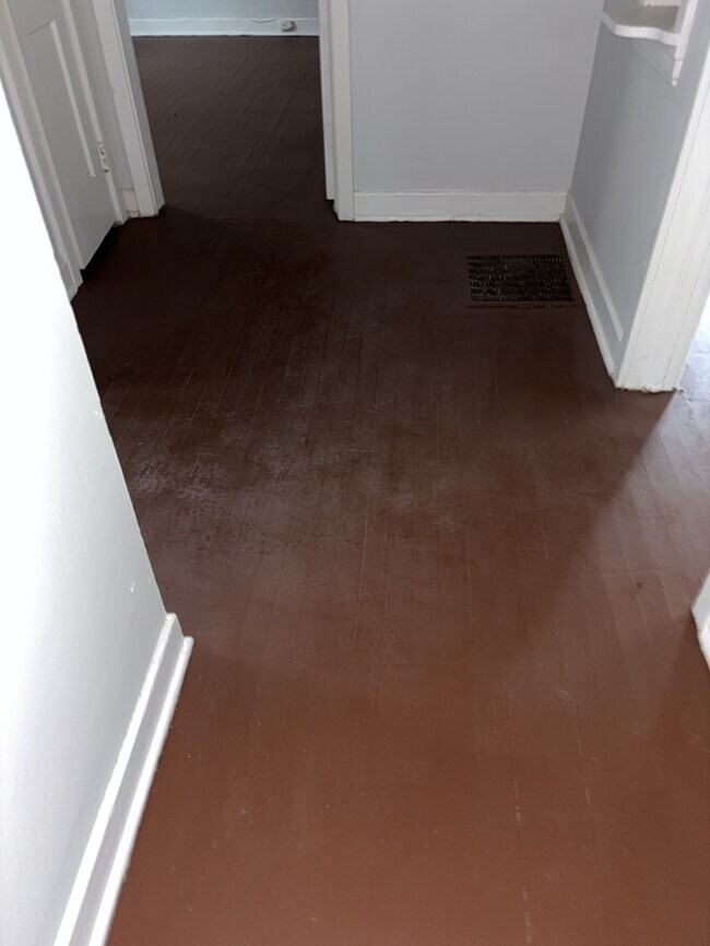 Building Photo - 3 Bedroom 1 Bathroom