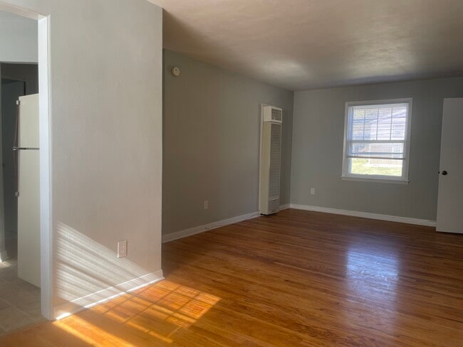 Building Photo - 100-104 E Stewart Rd