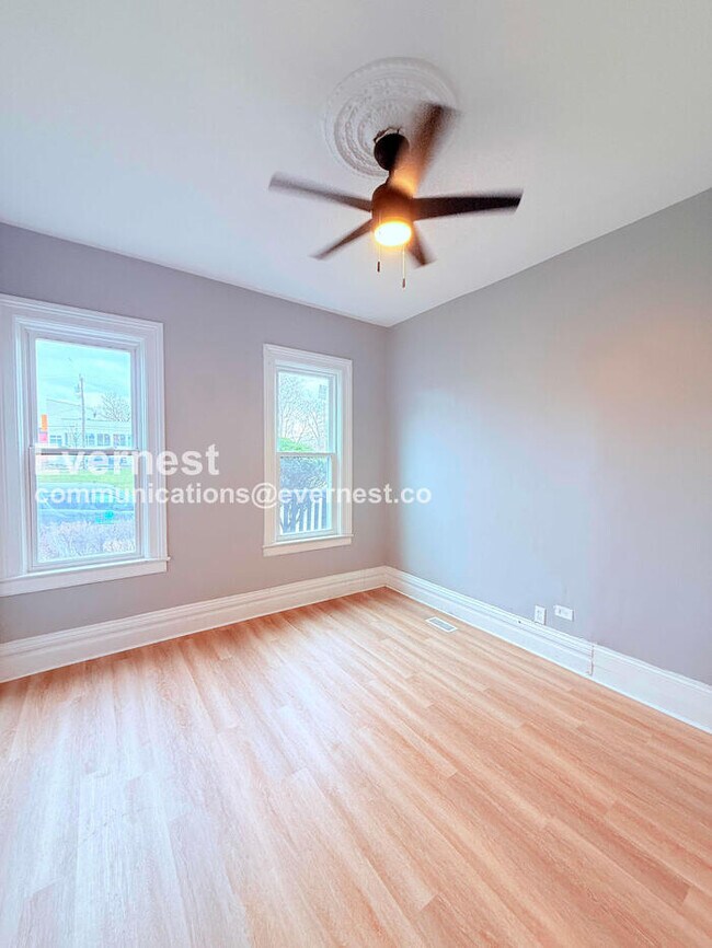 Building Photo - 3 Bed/1 Bath Home with Off-Street Parking / Pet-Friendly / Available Now!