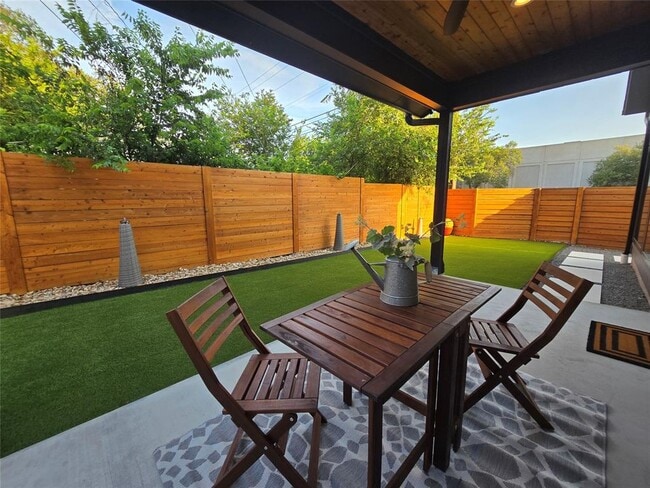 Building Photo - 1112 W N Loop Blvd