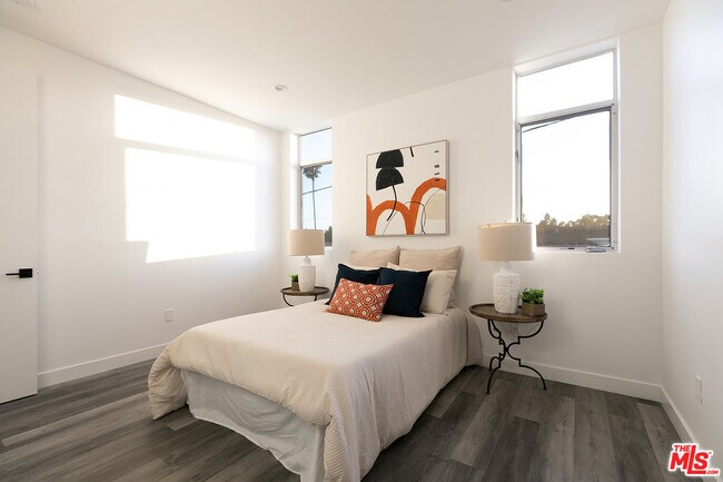 Building Photo - 423 1/2 S Wilton Pl