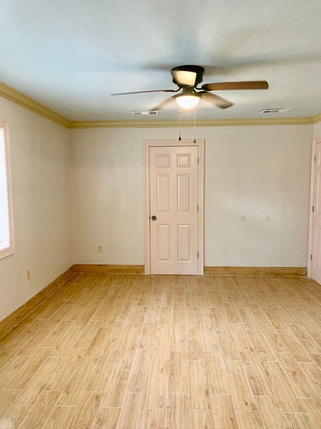 Building Photo - 3BD/2BA House for Lease in Bristol Place Subdivision in Baton Rouge