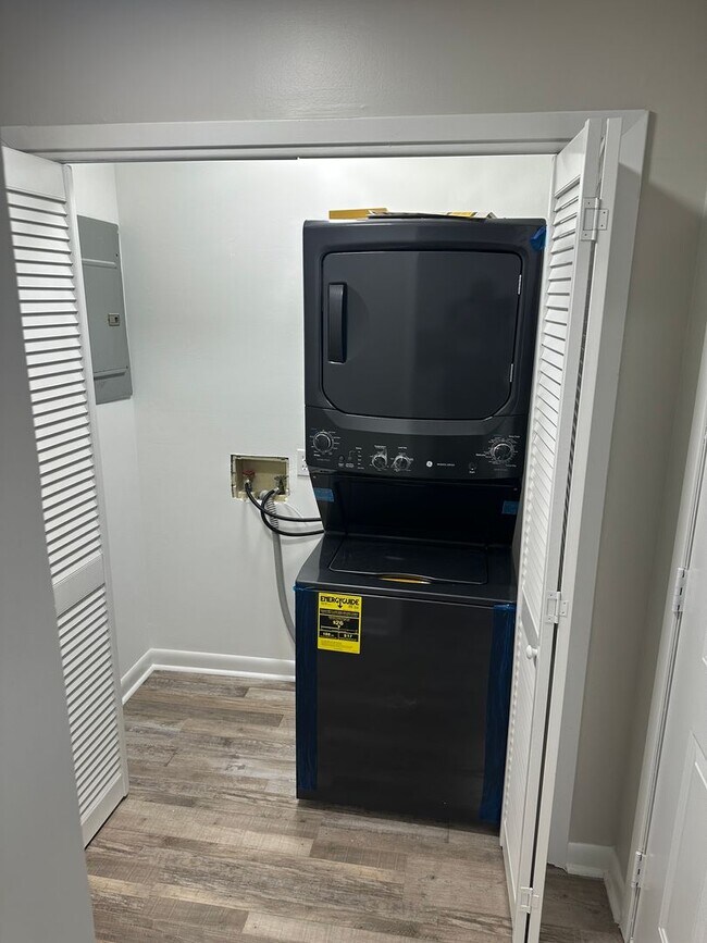 Building Photo - Completely Remodeled 2 Bedroom, 2 Bathroom...