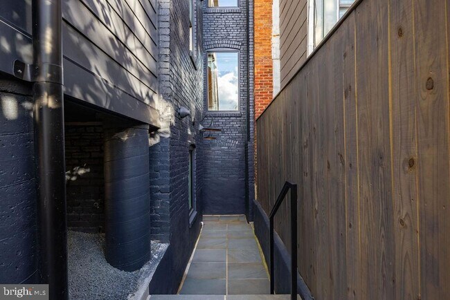 Building Photo - 2460 Ontario Rd NW