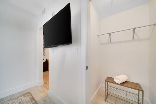 Building Photo - 1540 SW 22nd Ave