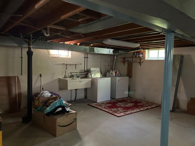 Building Photo - 3 Bedrooms One Floor Ranch House with 2 car attached garage in Lyndhurst