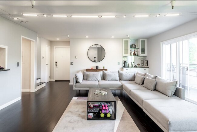 Building Photo - EPIC REA -End-unit AND TOP TWO floors (pen...