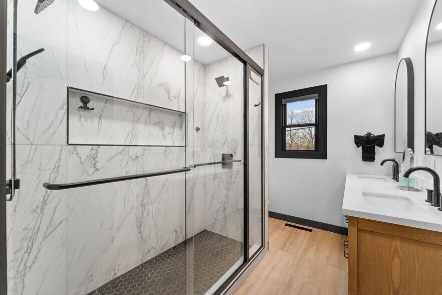 Building Photo - 118 Combs St