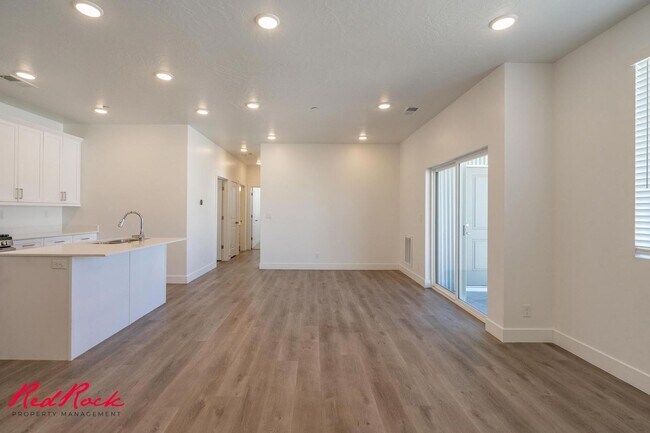 Building Photo - Pet Friendly 2 Bedroom Condo in Desert Color!