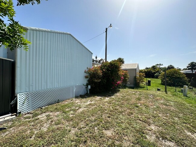 Building Photo - FIRST MONTH'S RENT FREE! 2/1.5 IN SPRINGWO...