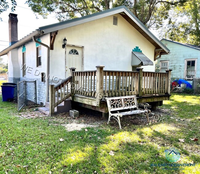 Building Photo - $200 OFF FIRST MONTH RENT - Lovely 2 bedroom / 1 bathroom home now available for rent!