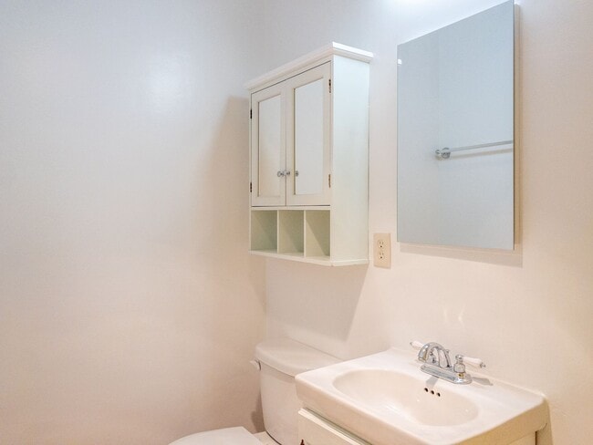 Building Photo - Tranquil Top Floor 1BR/1BA Unit! Large Private Balcony! Tam Valley! Parking! Laundry! Storage! PR...