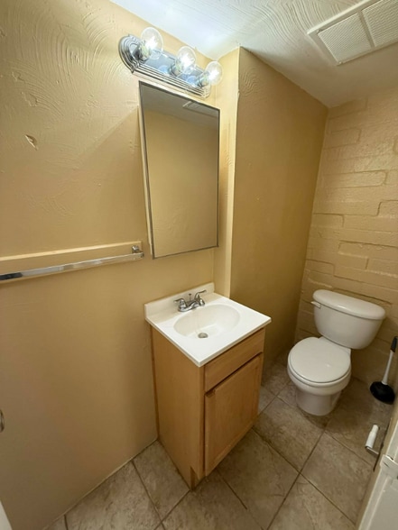 Building Photo - 931 N Euclid Ave