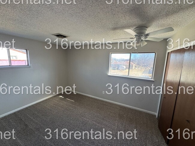 Building Photo - $850- 2 bed 1 bath - Townhomes