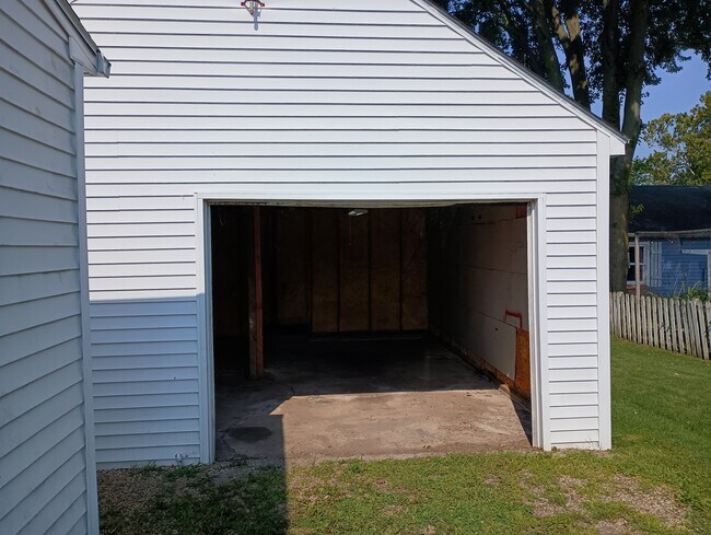 Building Photo - Unit 23