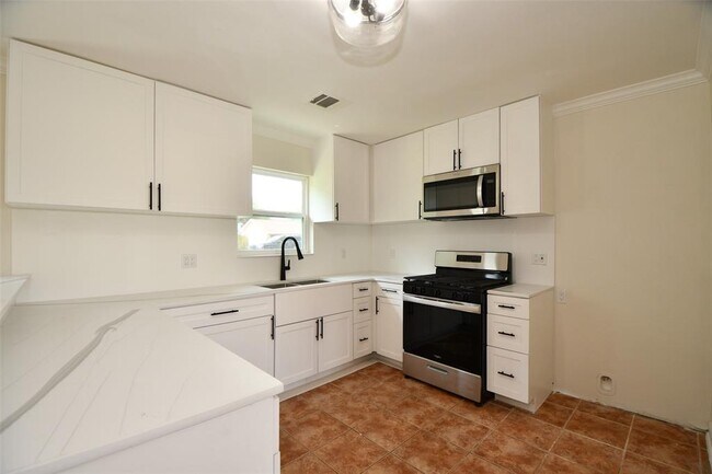 Building Photo - 10946 Fullerton Dr