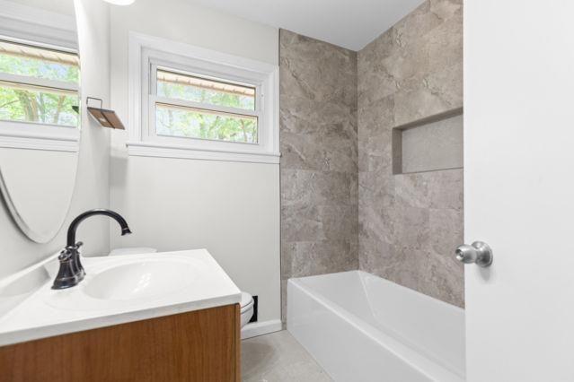 Building Photo - 8 Larose Dr SW