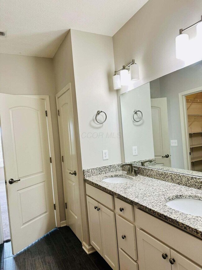 Building Photo - 3225 Rossmore Cir