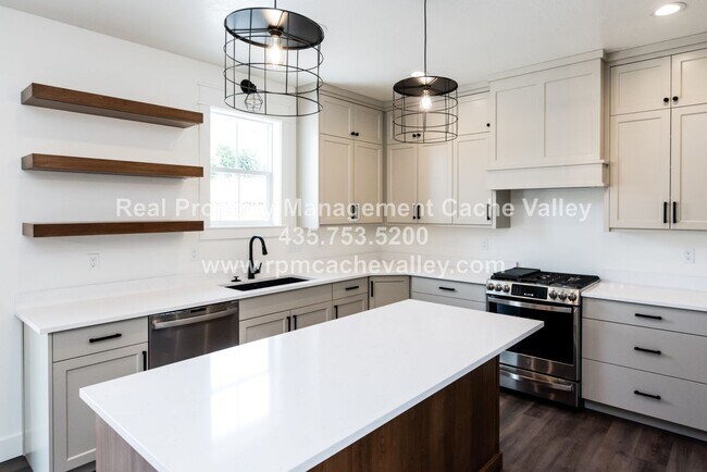 Building Photo - Gorgeous 3 br 2 bath home in Hyde Park! Ha...