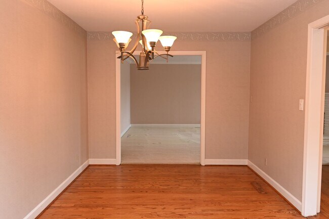 Building Photo - Prime Willow Glen, Just In Time for the Ho...