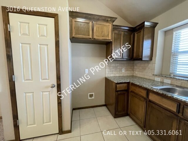 Building Photo - 3016 Queenston Ave