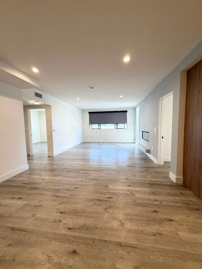 Building Photo - 5923 Laurel Canyon Blvd