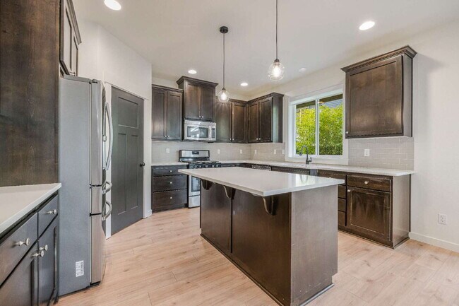 Building Photo - Beautifully Designed Home With Exceptional Space & Modern Comfort