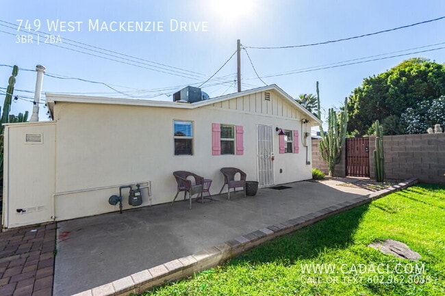 Building Photo - 749 W MacKenzie Dr