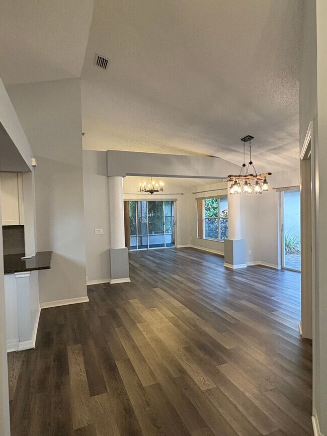 Building Photo - 3/2 with 2 car garage in great Vero Beach location!