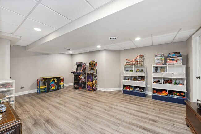 Building Photo - 2104 Kenton Ln