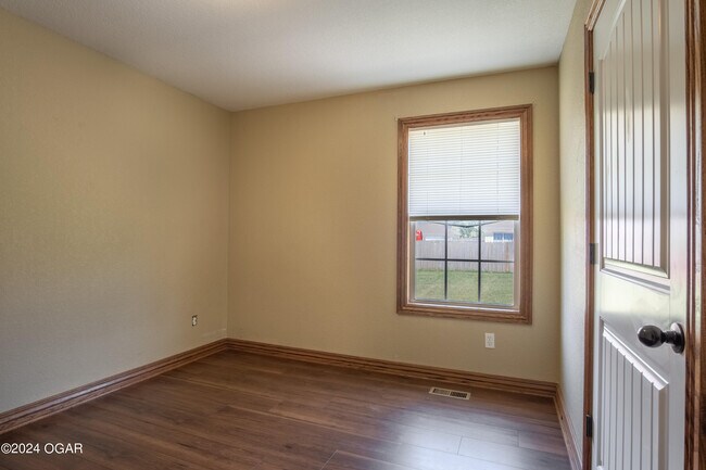 Building Photo - 715 Derek Ct