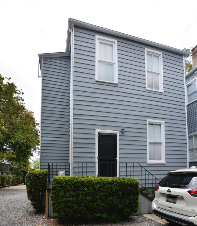 Building Photo - Fully Furnished Carriage House!