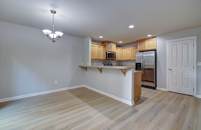 Building Photo - Charming 3 bd 2.5 ba Townhouse - Available Now!