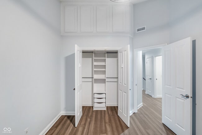 Building Photo - 2068 Broughton St