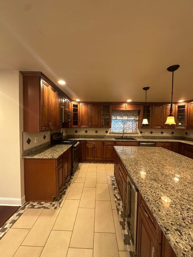 Building Photo - Gorgeous, 3 bedroom, 2.5 bath home, ready for move in