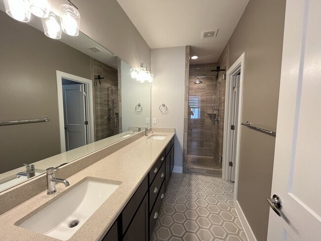 Building Photo - 2/2.5 - MODERN TOWNHOME IN THE NATIONS