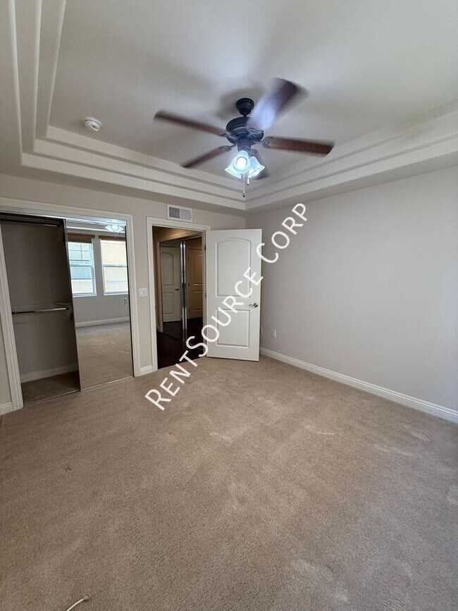 Building Photo - 12044 Hoffman St