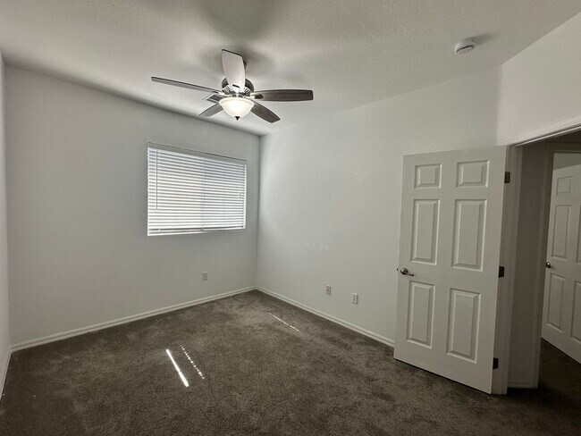 Building Photo - Summerlin Townhome