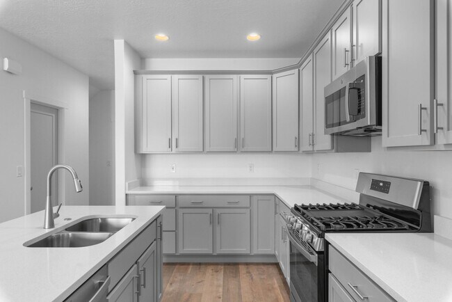 Building Photo - 1 MONTH FREE- 3 Bed 2.5 Bath South Jordan Townhome Avaliable!