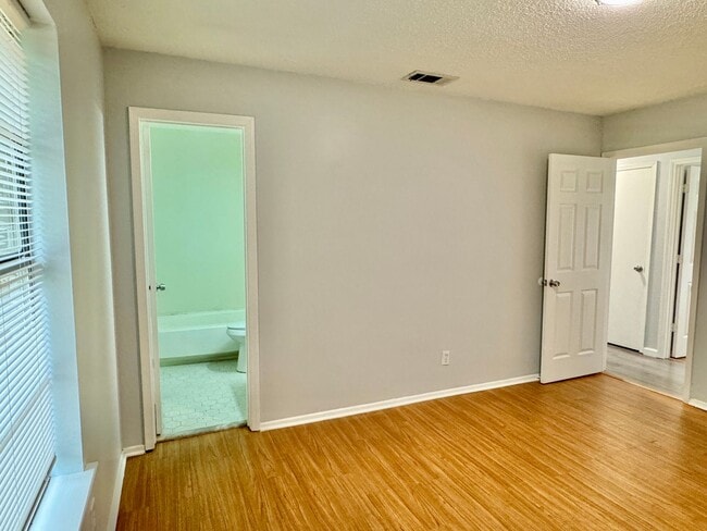 Building Photo - Charming 3-bedroom waiting to be yours !!