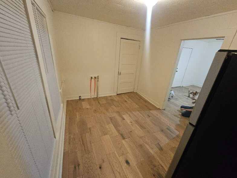 Building Photo - 321 W Elm St