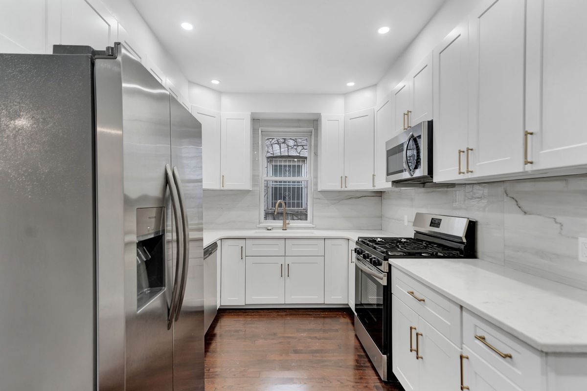 Building Photo - 251 E 46th St