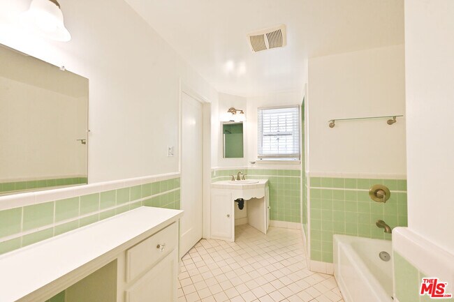 Building Photo - 361 N Mansfield Ave
