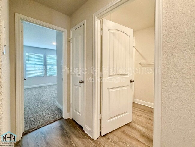 Building Photo - 1405 Redwood Crk