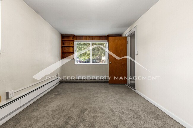 Building Photo - Charming Home with Washer/Dryer and Fenced...