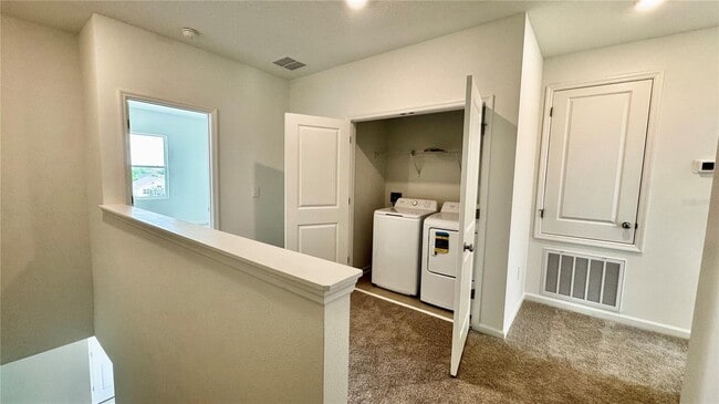 Building Photo - 325 Sol Vis Dr